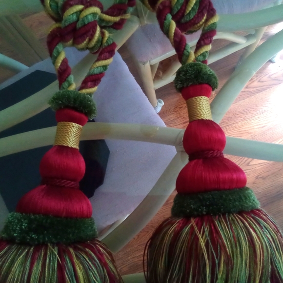 Beauriful, high quality tie-backs, 29", Immaculate!..$20! - Picture 3 of 5